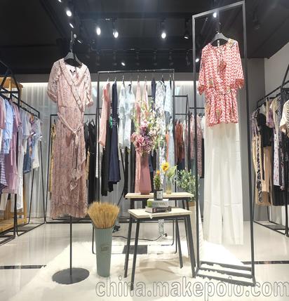 廣州 品牌折扣女裝 時尚元素 淺粉碎花腰帶款連衣裙 尾貨批發